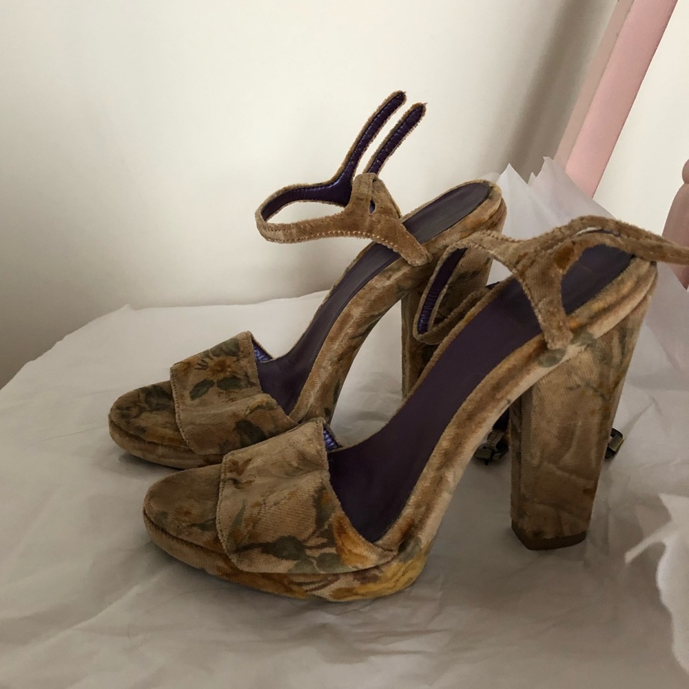 Due Farina Floral Velvet Heels (6.5)